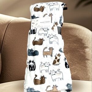 PETS - Happy Tails - ‘Multi Colored Cats’ plush throw 50“ x 70“ NWT.